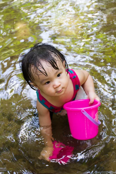 Asiática poco china chica jugando en Creek —  Fotos de Stock