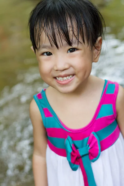 Ásia pouco chinês menina jogar no riacho — Fotografia de Stock