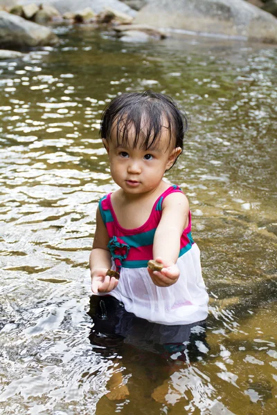 Ázsiai kínai kislány játszott Creek — Stock Fotó