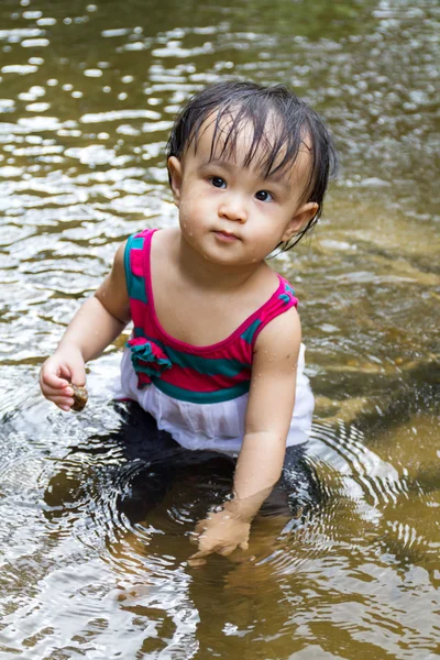 アジアの中国の女の子が川で遊ぶ — ストック写真