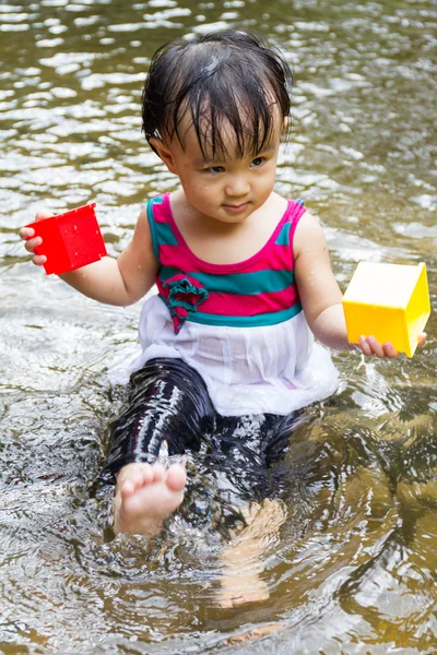 Asiática poco china chica jugando en Creek — Foto de Stock