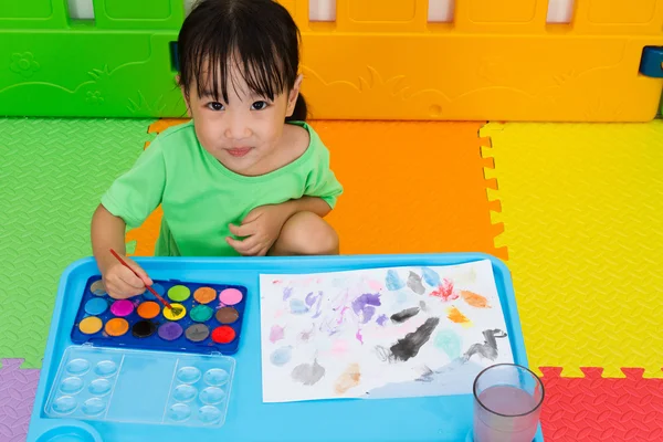 Asiatico piccolo cinese ragazza lavaggio pittura pennello — Foto Stock