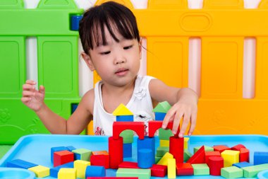 Asyalı küçük Çinli kız ahşap bloklar oyun