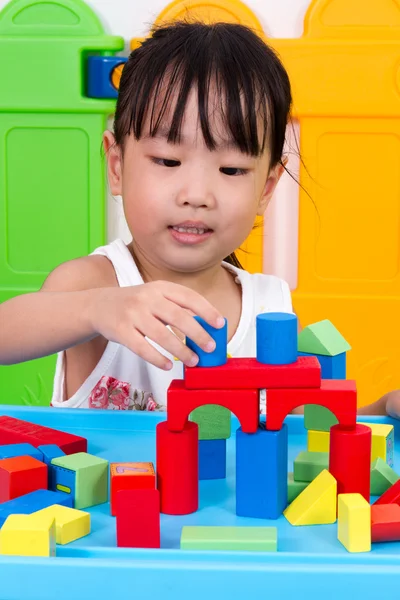 Asiatische kleine chinesische Mädchen spielen Holzklötze — Stockfoto