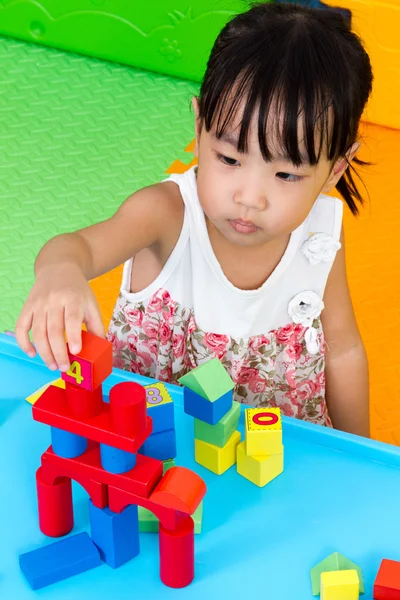 Asiático poco china chica jugando madera bloques — Foto de Stock