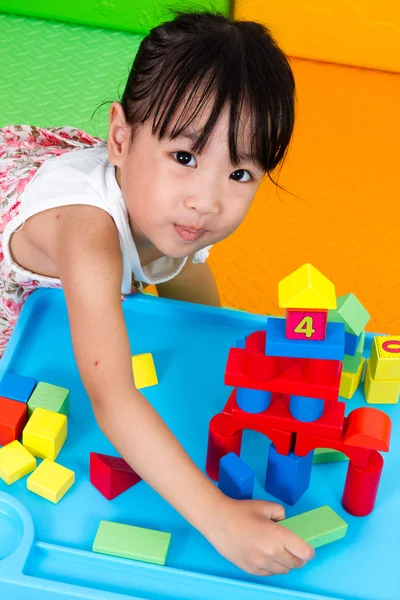 Asiático poco china chica jugando madera bloques — Foto de Stock