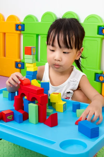 Ásia pouco chinês menina jogar de madeira blocos — Fotografia de Stock