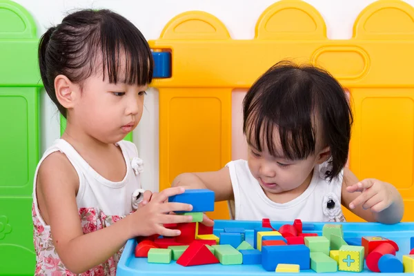 Asiático poco chino niñas jugando madera bloques — Foto de Stock