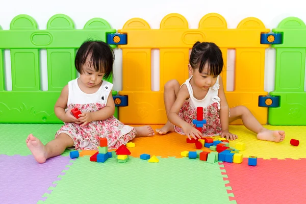 Asiatico poco cinese ragazze giocare legno blocchi — Foto Stock