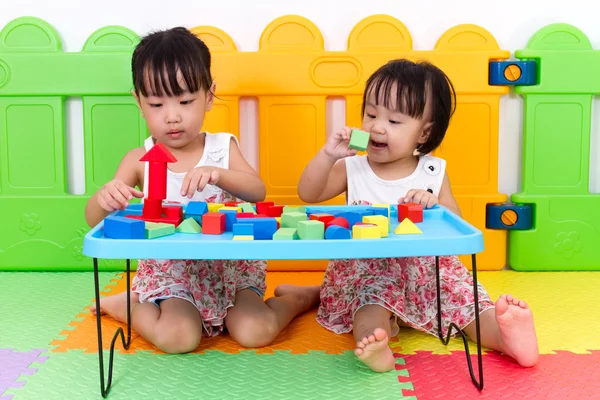 Asiático poco chino niñas jugando madera bloques —  Fotos de Stock