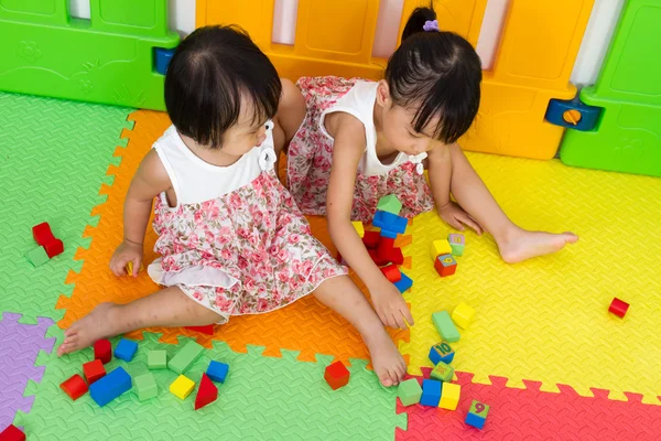 Asian Little Chinese Girls Playing Wooden Blocks — Stock Photo, Image