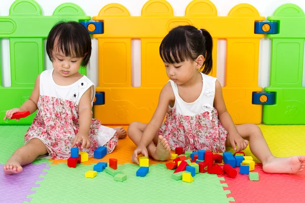 Asiatico poco cinese ragazze giocare legno blocchi — Foto Stock