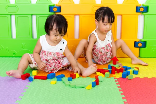 Asijské malé čínské dívky hrají dřevěné kostky — Stock fotografie