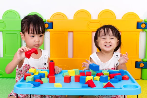 Asiatische kleine chinesische Mädchen spielen Holzklötze — Stockfoto