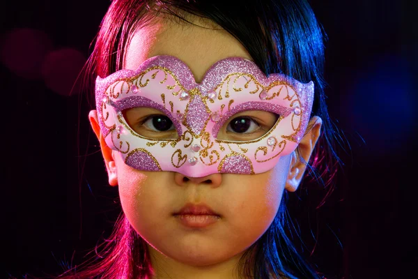 Asiatische kleine chinesische Mädchen tragen Maske Stockbild