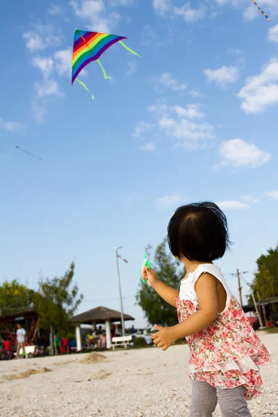 Ázsiai kínai kislány repülő sárkány — Stock Fotó