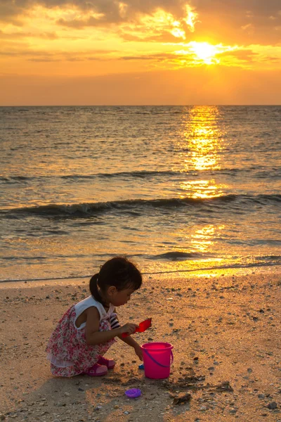 Aziatische Chinees meisje spelen met strand speelgoed — Stockfoto