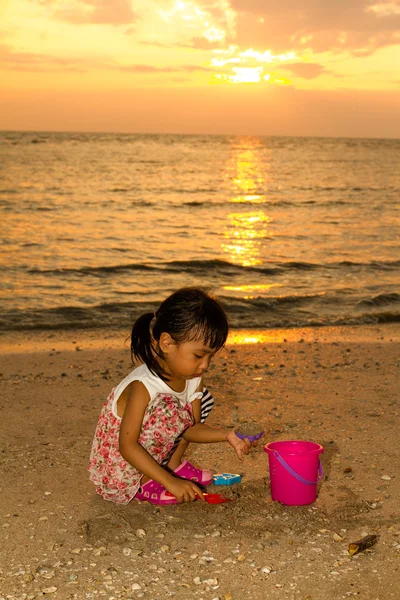 Ázsiai kínai kislány játszott játékok Beach — Stock Fotó