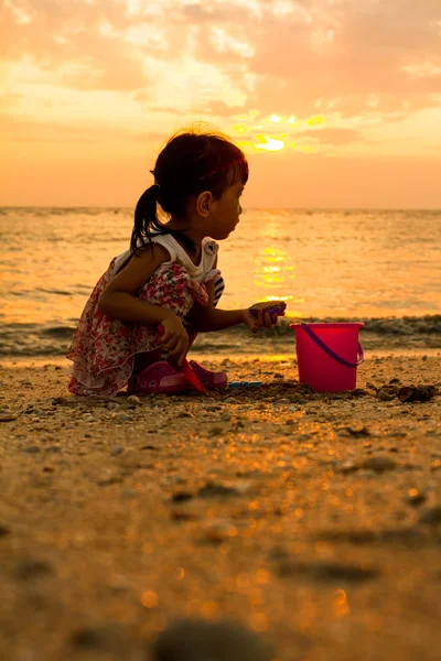 Азиатская маленькая китайская девочка играет с пляжными игрушками — стоковое фото