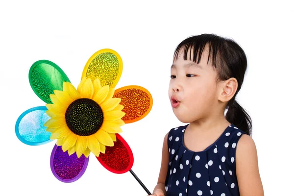 Asijské holčička čínských vyfukování barevné větrný mlýn — Stock fotografie