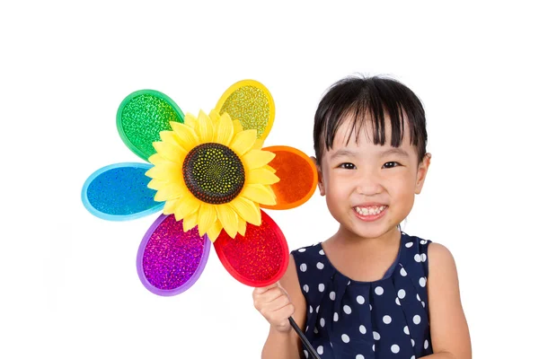 Asiático poco china chica holding colorido molino de viento — Foto de Stock