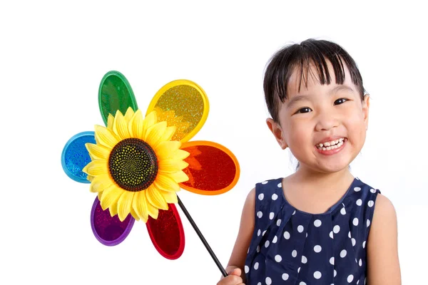 Азиатская маленькая китайская девочка с разноцветным ветерком — стоковое фото