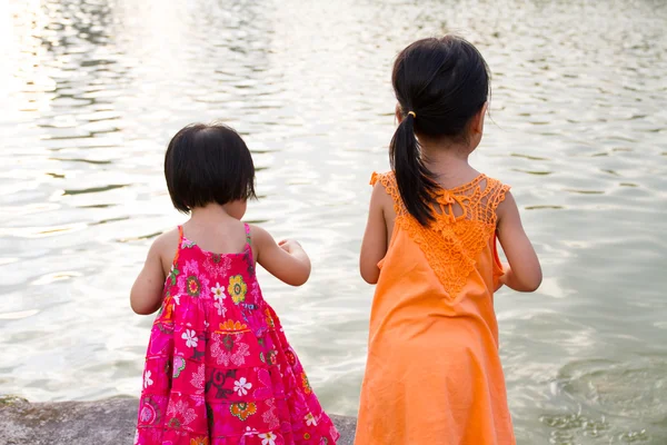 Asiatique petites filles chinoises nourrissant des poissons — Photo