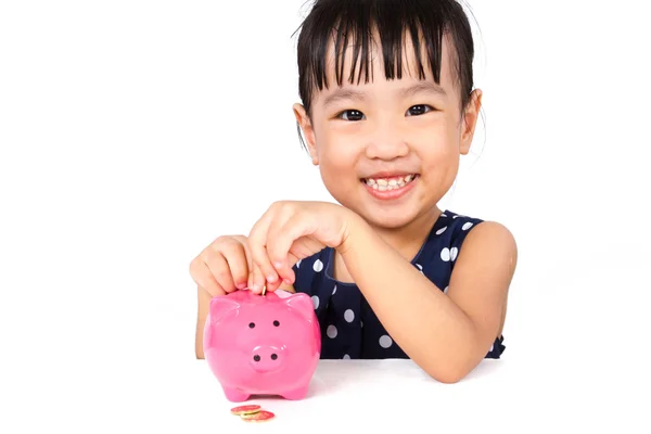 Asiática poco china chica poniendo monedas en piggy bank — Foto de Stock