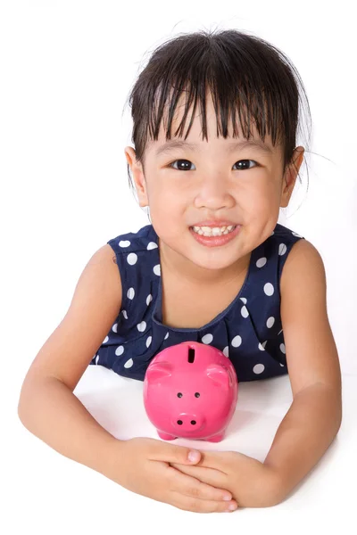 Asiático poco china chica abrazando piggy banco — Foto de Stock