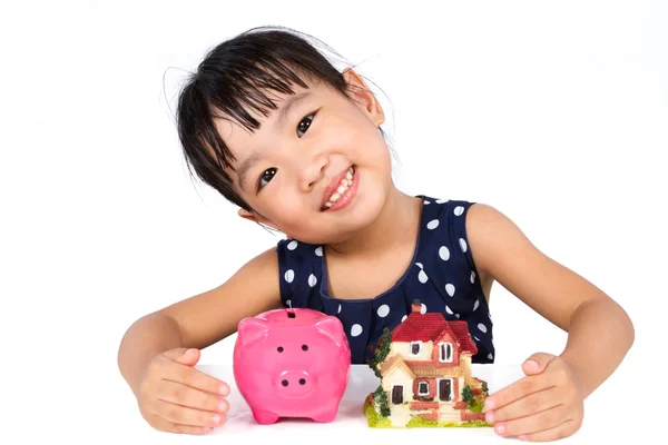Asiática poco china chica ahorro dinero para propiedad concepto — Foto de Stock