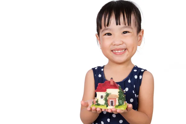 Asian Little Chinese Girl Holding Toy House สําหรับอสังหาริมทรัพย์ คอนเซ็ปต์ — ภาพถ่ายสต็อก