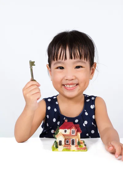 Asiática poco china chica celebración clave para el concepto de propiedad — Foto de Stock
