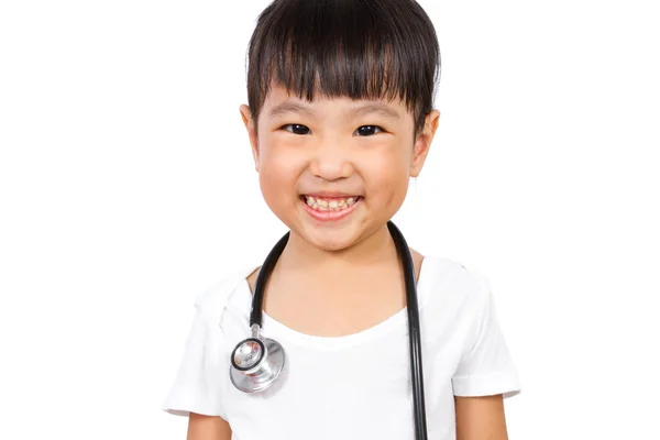 Asyalı küçük Çinli kız bir stetoskop ile — Stok fotoğraf