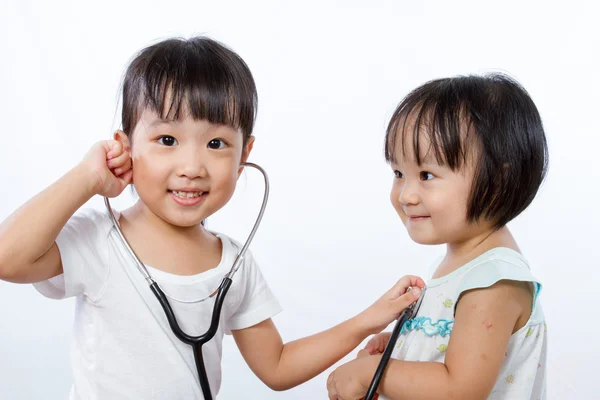 Asiática poco chino niñas jugando como médico y paciente con St —  Fotos de Stock