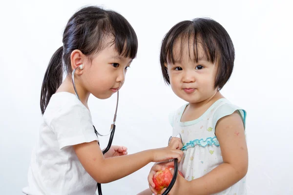 Asiatique petites filles chinoises jouer comme médecin et patient avec St — Photo