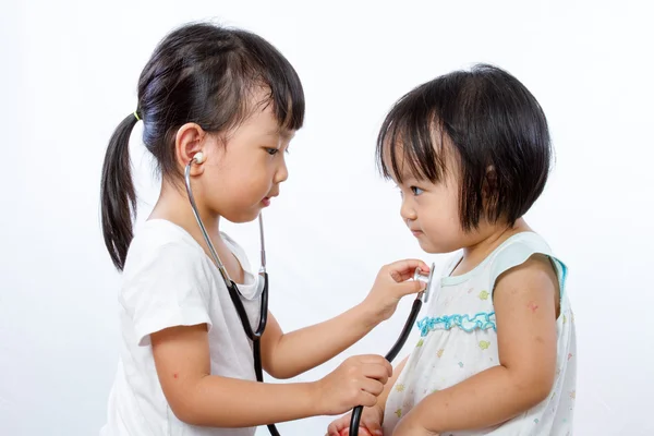 Asiática poco chino niñas jugando como médico y paciente con St —  Fotos de Stock