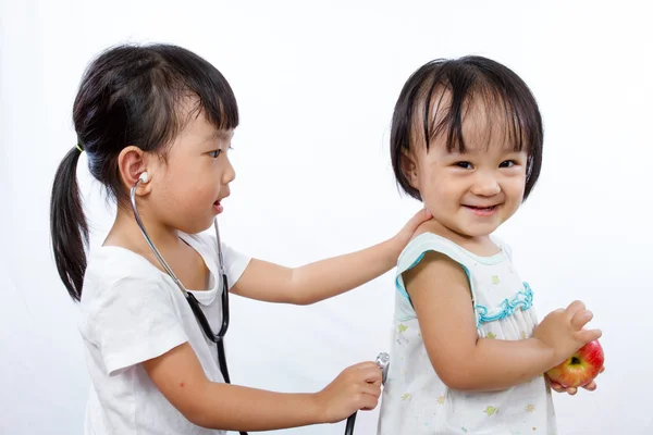 Asiatiska små kinesiska flickor spelar som läkare och Patient med St — Stockfoto