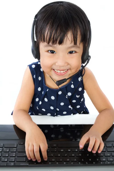 Azjatycki chiński dziewczynka w słuchawki na głowę rezygnować Laptop — Zdjęcie stockowe