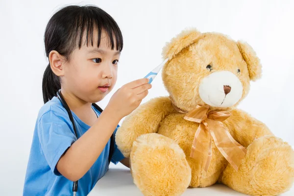 Aziatische Chinees meisje speelt Doctor met teddybeer — Stockfoto
