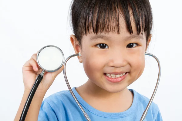 Asiática poco china chica jugando doctor con un estetoscopio —  Fotos de Stock