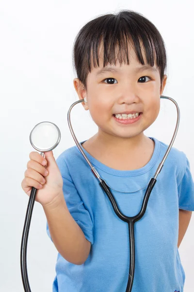 Menina chinesa pequena asiática que joga o doutor com um estetoscópio — Fotografia de Stock