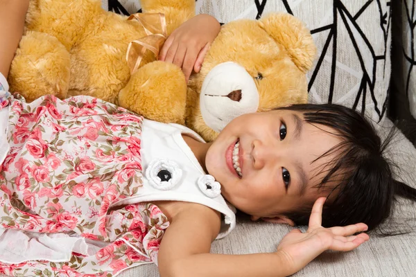 Asiática poco china chica con peluche oso — Foto de Stock