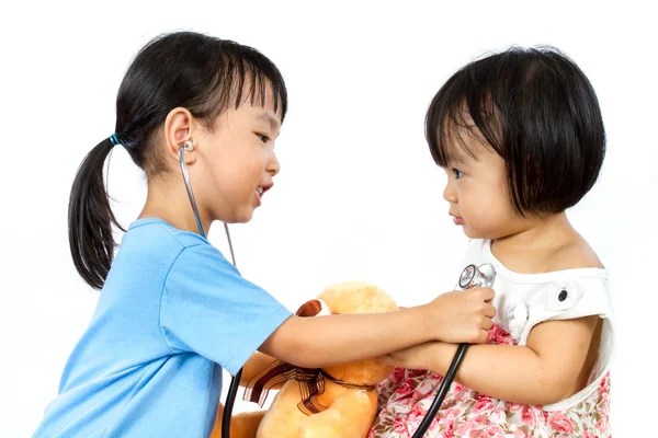 Aziatische Little Chinese meisjes spelen als arts en patiënt met St — Stockfoto