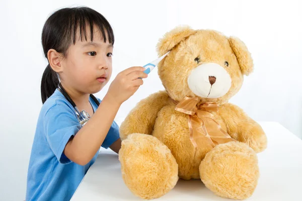 Asiática poco china chica jugando doctor con peluche oso —  Fotos de Stock