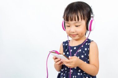 Asyalı küçük Çinli kız cep telefonu kulaklýklý mikrofon setini kullanarak