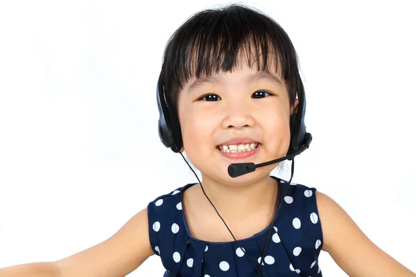 Kulaklık giyen Asya küçük Çinli kız — Stok fotoğraf