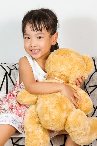 Asiática poco china chica con peluche oso —  Fotos de Stock