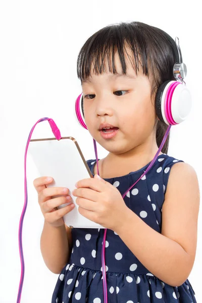 Azjatycki chiński dziewczynka przy użyciu telefonu z zestawem słuchawkowym — Zdjęcie stockowe