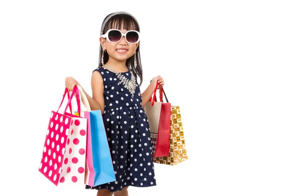 Маленькая китайская девочка с сумкой для покупок — стоковое фото