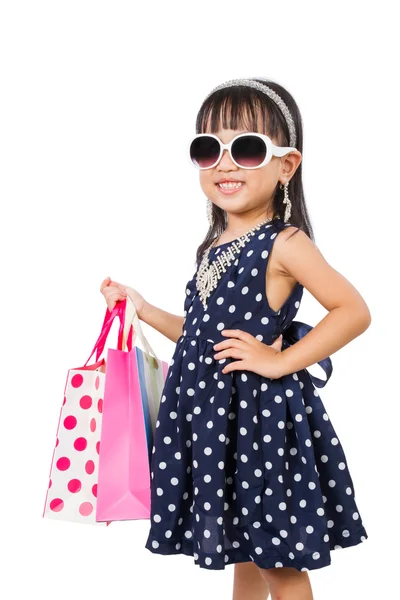 Asiático poco china chica con compras bolsa — Foto de Stock